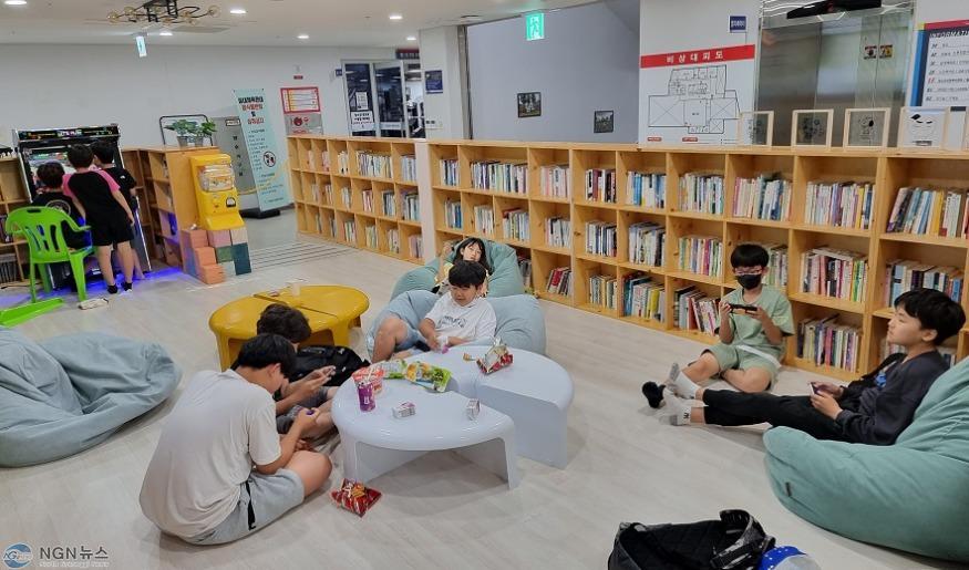 (나)가평군, “청소년 휴카페 ‘상복이네‘에 놀러 오세요”(휴카페 '상복이네'에서 청소년들이 친구들과 함께 즐거운 시간을 보내고 있는 모습).jpg