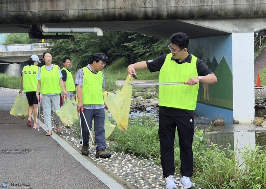 (0806)[호평동]남양주시 호평동 체육회, 호만천 환경 정화 운동 실시(사진2).jpg