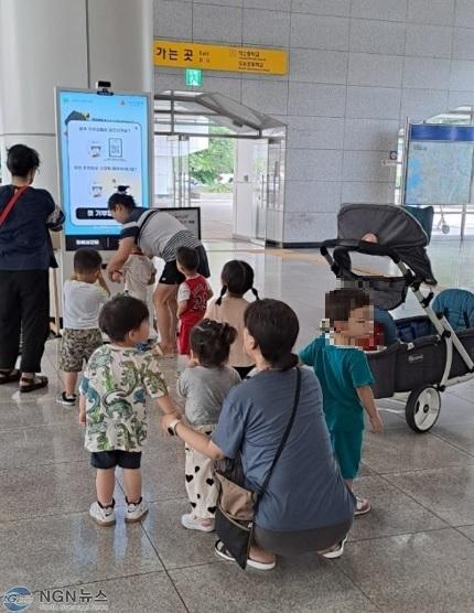 (0807)[와부읍 복지정책과]남양주 와부읍, 기부키오스크 이동 운영 성공리 마쳐(기부하기 위해 줄 서는 시민들).jpg