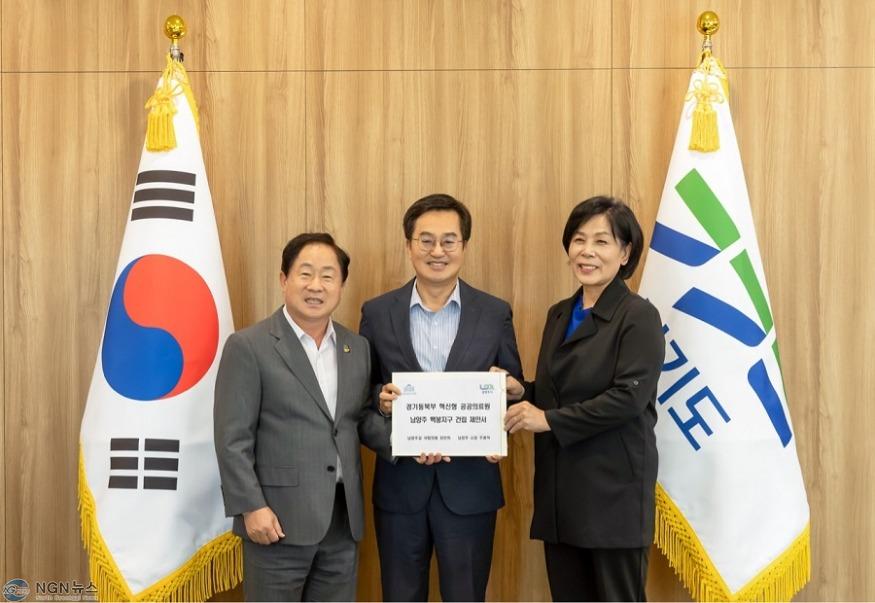(0807)[기반조성과]주광덕 남양주시장, 김동연 경기도지사에 ‘공공의료원 남양주 건립 제안서’ 전달(사진1).jpg