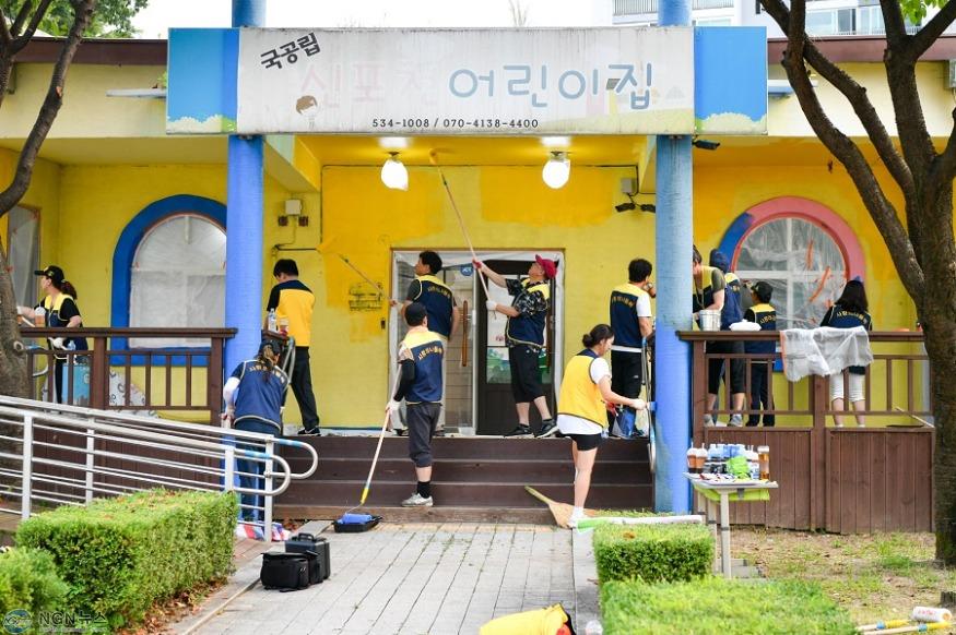 1-3 백영현 포천시장, 아이돌봄 시설 ‘포천애(愛)봄 365’ 도색 봉사 나서.JPG