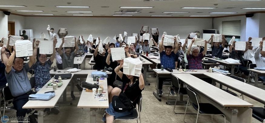 [사진자료] 경상원, ‘손수건 사용’ 캠페인 시행... 일상 속 탄소중립 생활 실천으로 도민 참여 확산.jpg