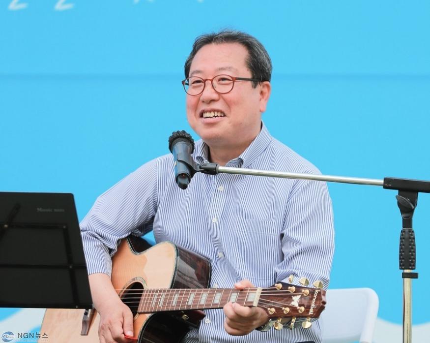 (0620)[자치행정과]소통리더십 시대 연 조광한 남양주시장, 마을공동체 마음도 열다(사진2_통기타 공연).jpg