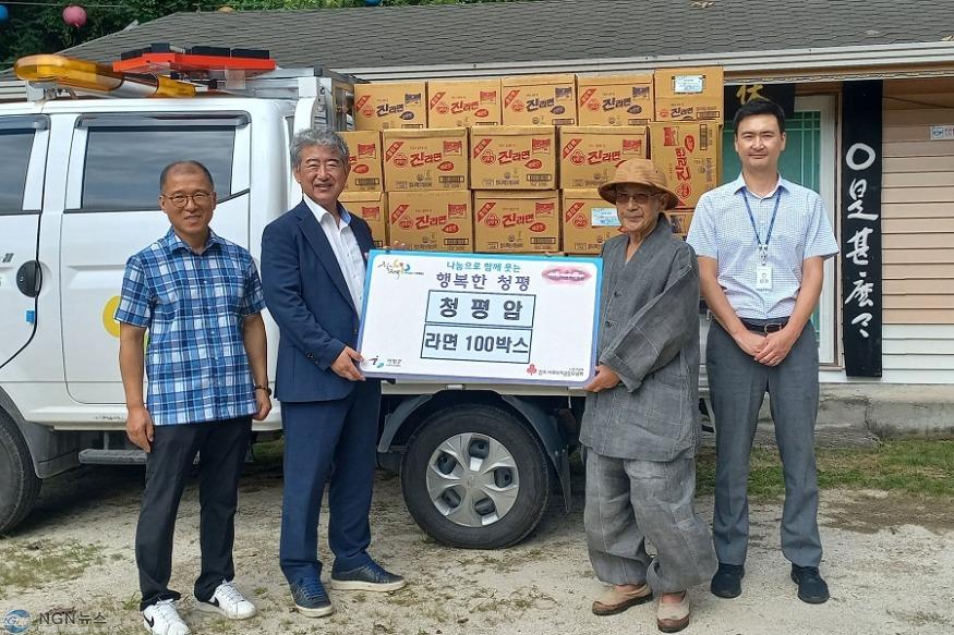 (8)가평 청평암, 청평면 행정복지센터에 라면 100박스 기탁.jpg