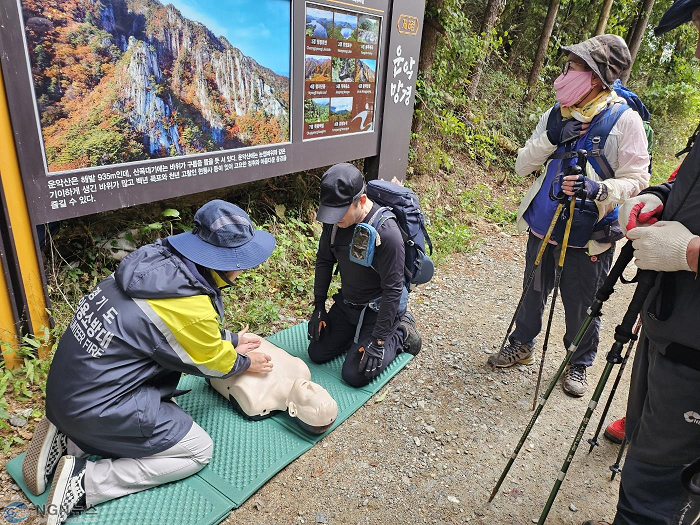 가평소방서 명지산등 6곳의 등산로 입구 가을철 산악안내지킴이 운영 실시 사진.png