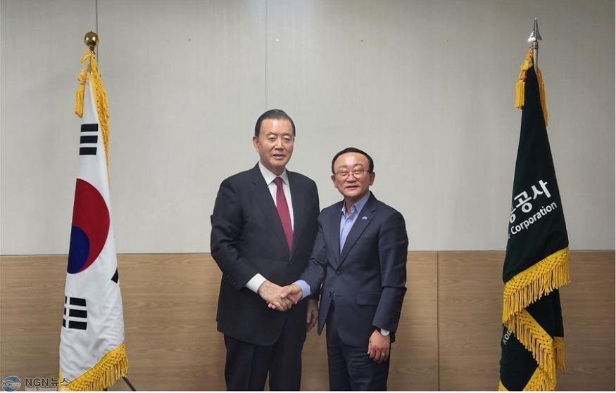 김덕현 연천군수, 홍문표 aT 사장과 연천농업 발전 논의.jpg