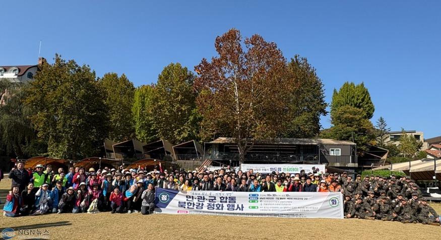 (1030)[환경정책과]한강지키기운동 남양주지역본부, 민·관·군 합동 북한강 정화 활동(사진3).JPG