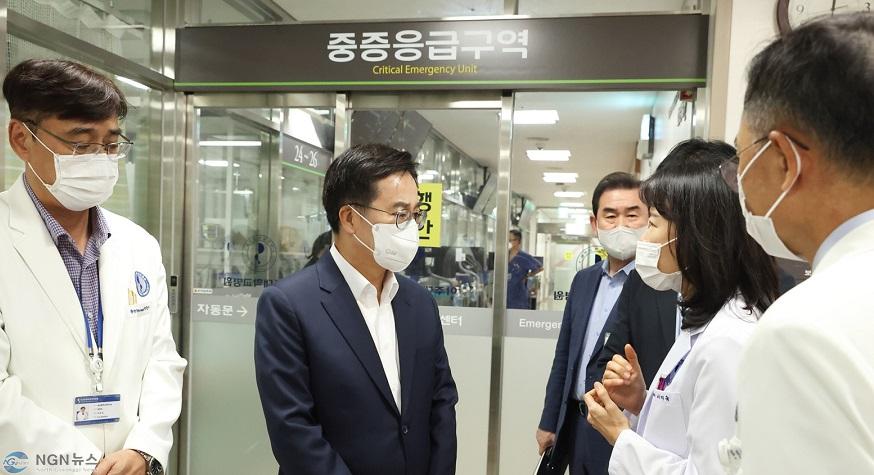 (참고사진)지난+8월+30일+김동연+경기도지사가+아주대학교병원을+방문해+의료현안과+관련한+현장간담회를+하고+있다..JPG