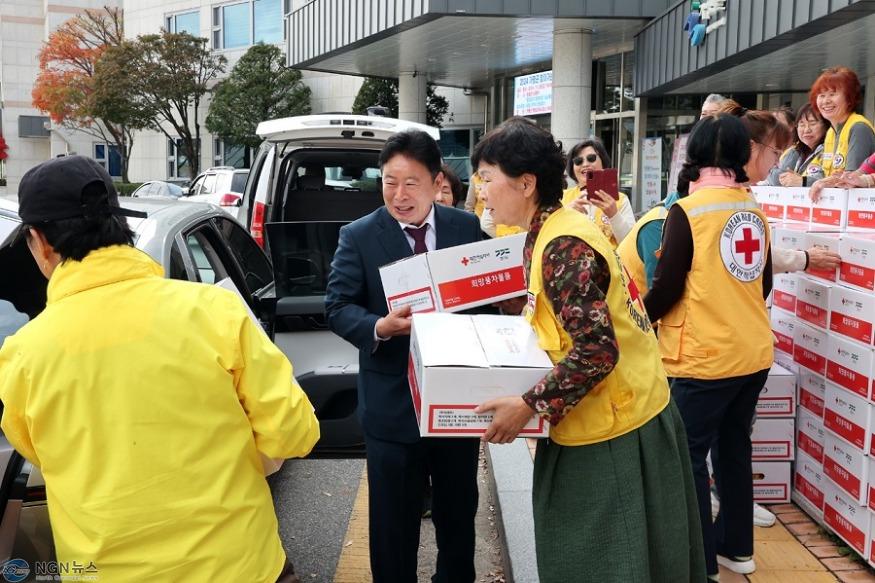 (3)대한적십자사 가평군지구협, 가평군에 성품 기탁.jpg