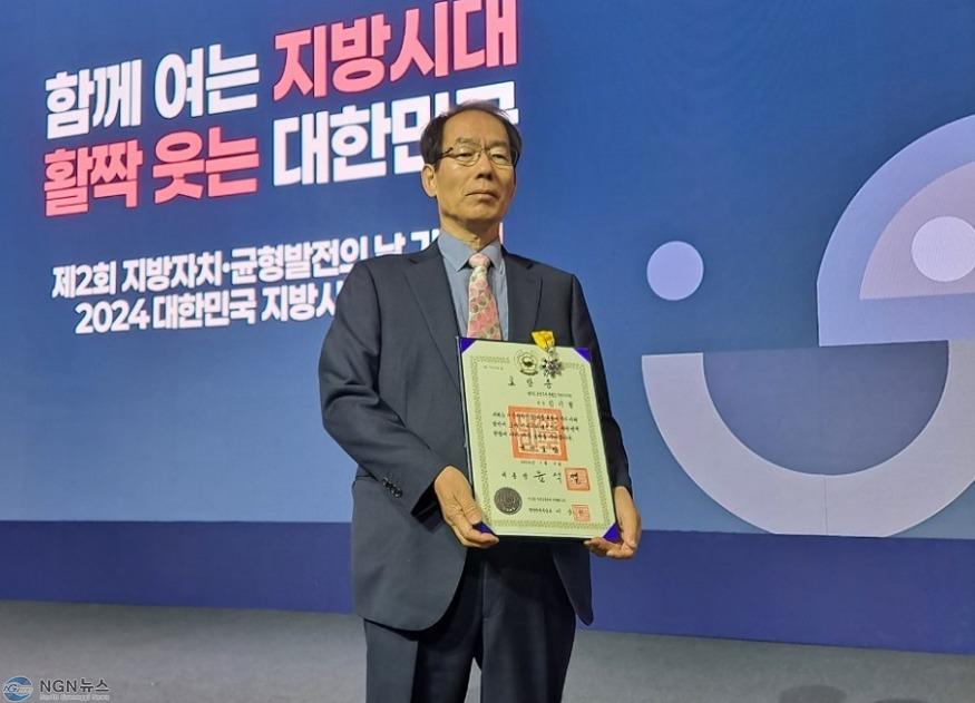 (1107)[진접읍]김기철 남양주시 진접읍 주민자치회장, 지방자치 발전 유공으로 국민포장 수상 영예(사진).JPG