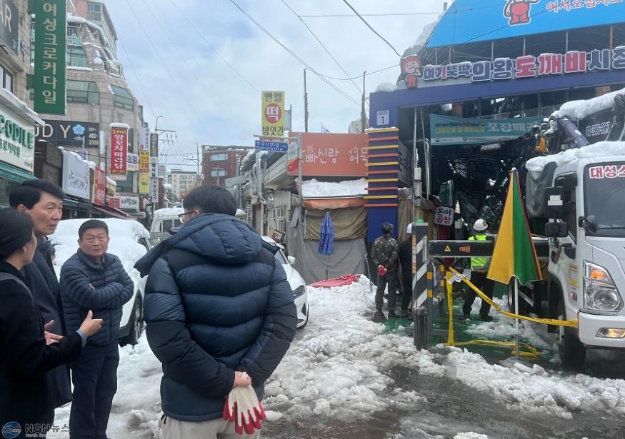 [사진자료] 폭설로 인한 의왕시 도깨비시장 현장점검.jpg