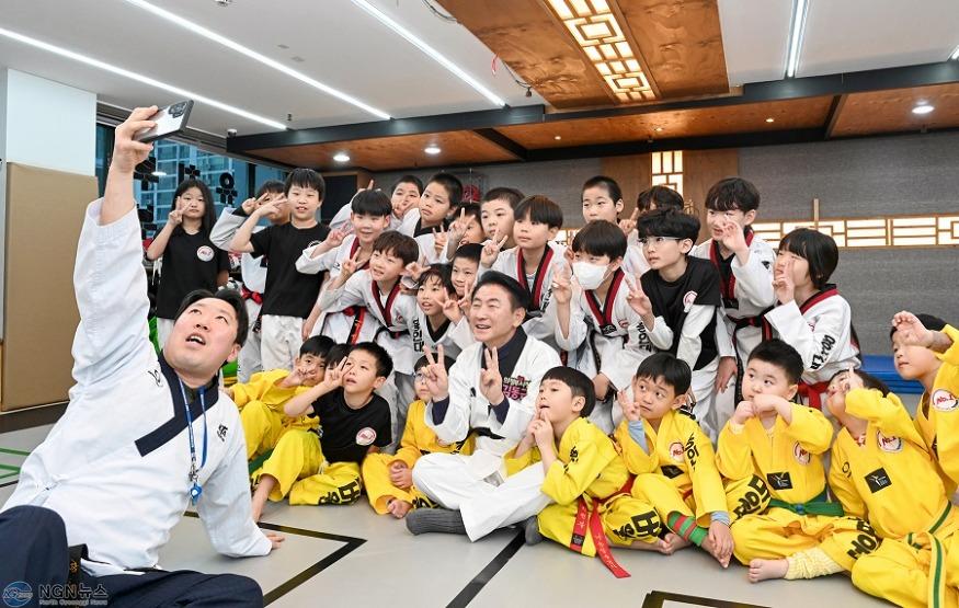 1.기획예산과(김동근 의정부시장, 태권도장에서 어린이들과 소통의 시간 가져)1.JPG