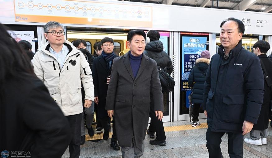1.철도교통과(김동근 의정부시장, 경전철 타고 시민 의견 청취)3.JPG