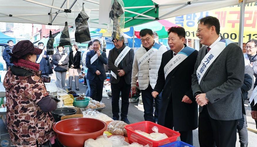 (가)서태원 가평군수, 전통시장 방문해 상인들 격려3.jpg