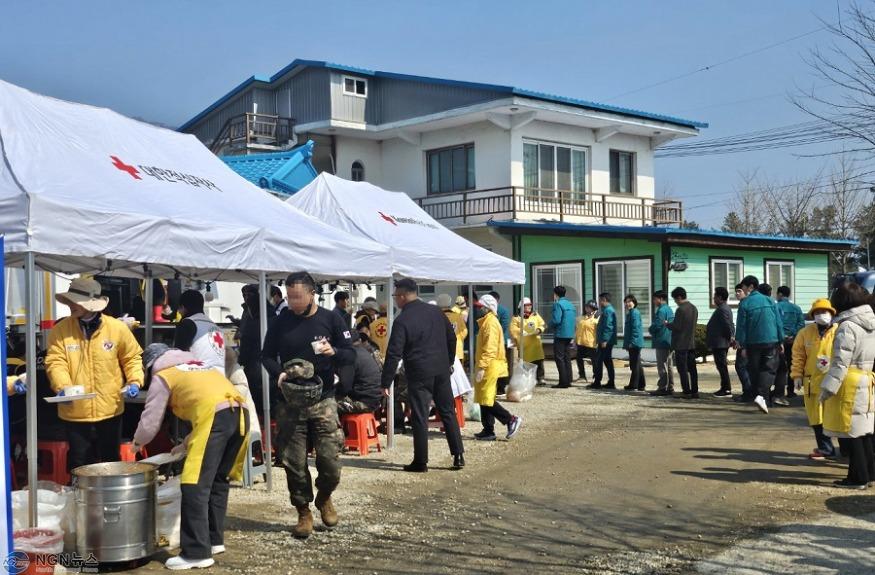 1 (대한적십자봉사회)공군 전투기 오폭사고 현장에 온정의 손길 이어져.JPG