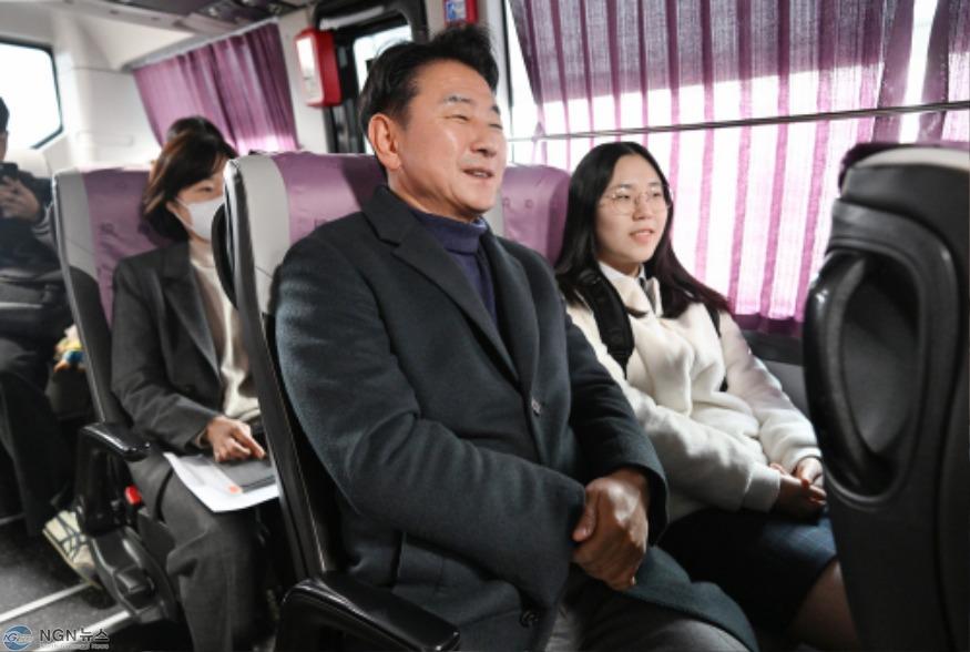 1.버스정책과(김동근 의정부시장, 확 달라진 학생 통학버스 탑승 현장 확인)2.JPG