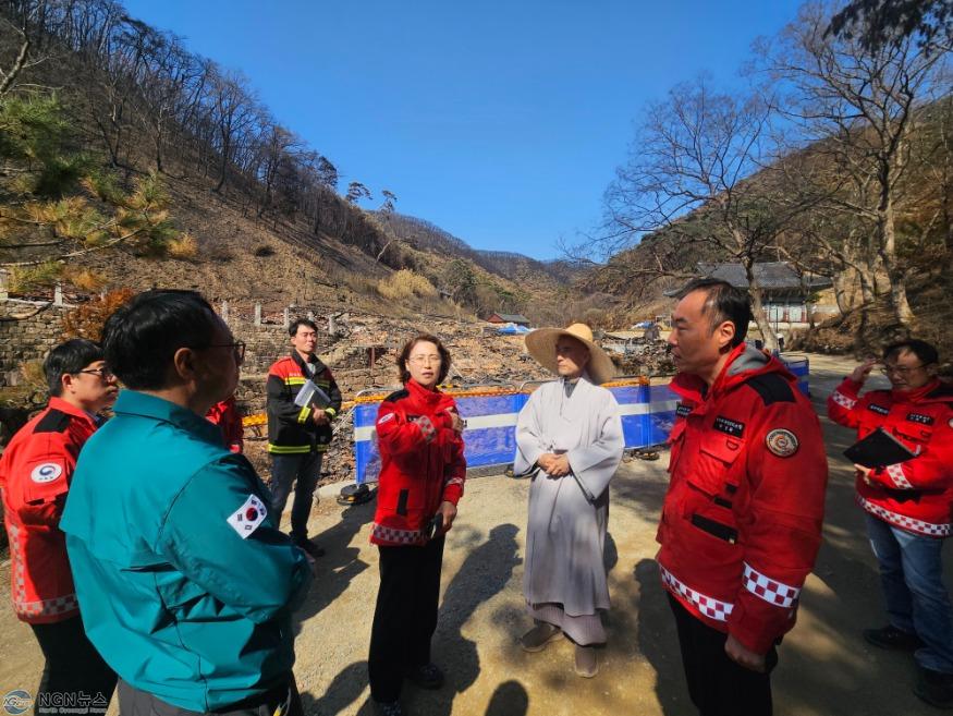 사진1. 이미라 산림청 차장이 고운사 주지스님과 이번 경북 지역 산불로 피해를 입은 고운사 사찰복원 지원 및 재해 예방 방안을 논의하고 있다.jpg