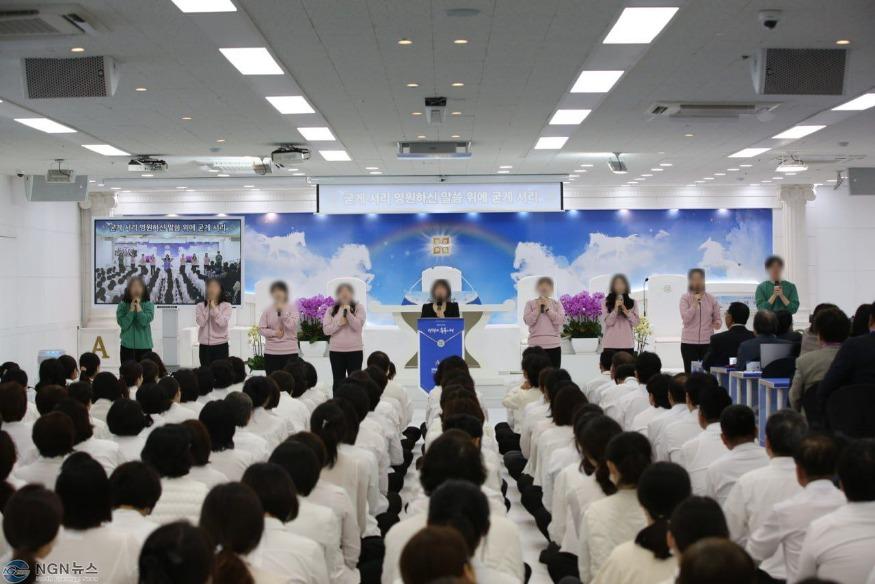 사진2_6일_신천지_구리교회에서_열린_말씀_대집회에_참석자들이_찬양하고_있다.jpg