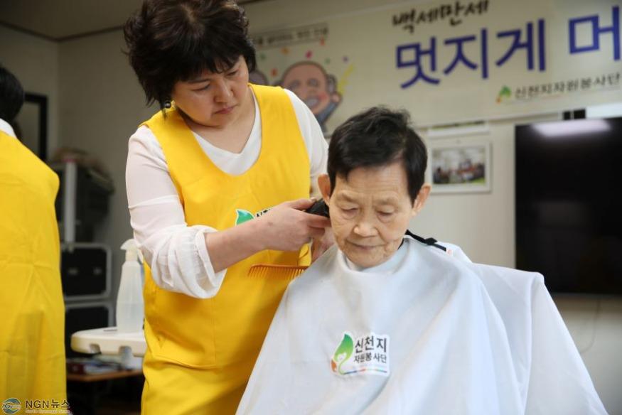 사진1_15일_신천지자원봉사단_서울동부지부_봉사자들이_‘이미용_봉사’를_펼치고_있다.JPG
