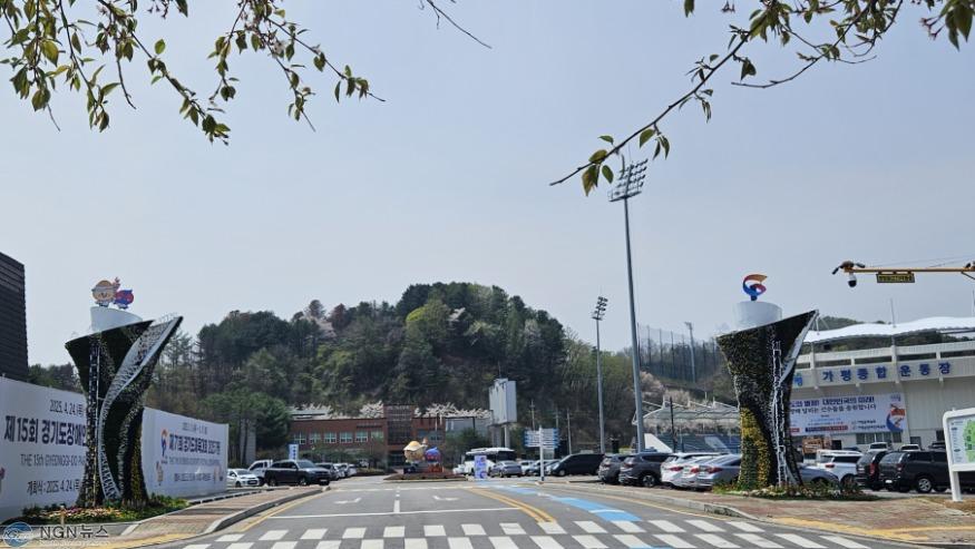 (나)가평군, 경기도종합체육대회 맞아 대형 꽃홍보탑 설치.jpg