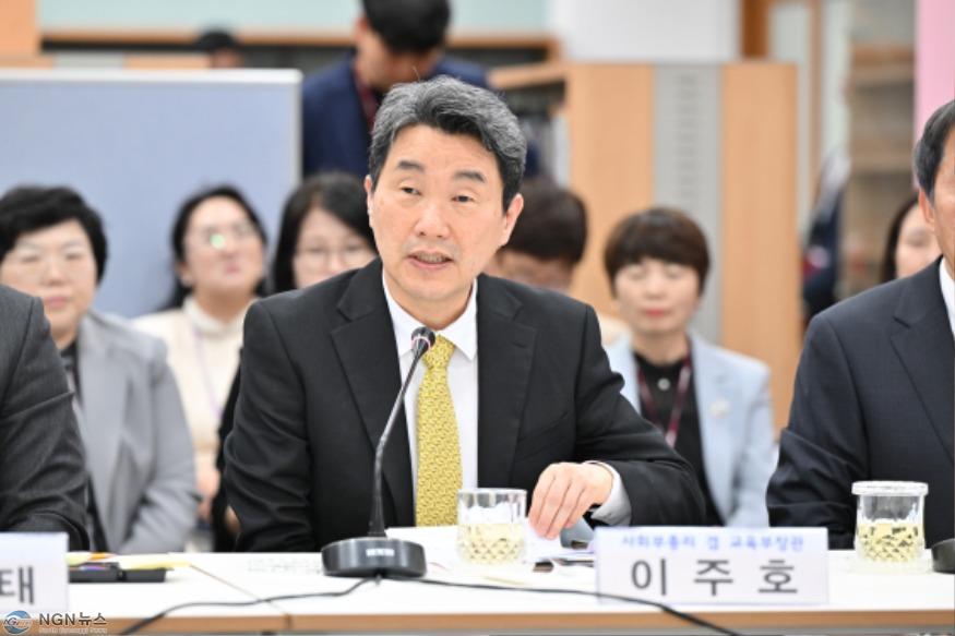 1-5 (이주호 부총리)포천 찾은 이주호 부총리…다문화 교육현장 살피고, 포천형 자기주도 학습센터 관련 논의.JPG