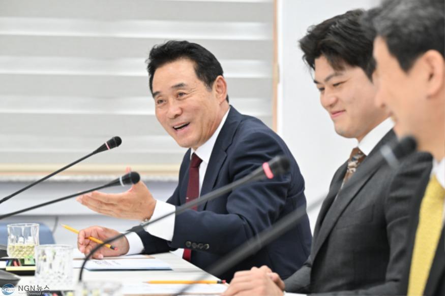 1-2 포천 찾은 이주호 부총리…다문화 교육현장 살피고, 포천형 자기주도 학습센터 관련 논의.JPG