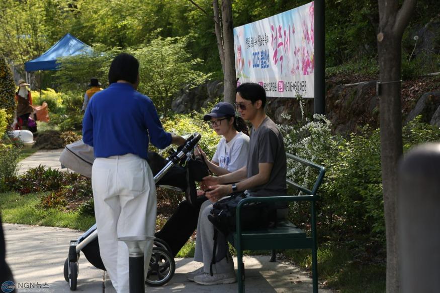 사진1_20일_신천지_서울교회_홍보부가_노원_당현천_일대에서_부활의_의미를_담은_계란을_나눔하고_있다.jpg