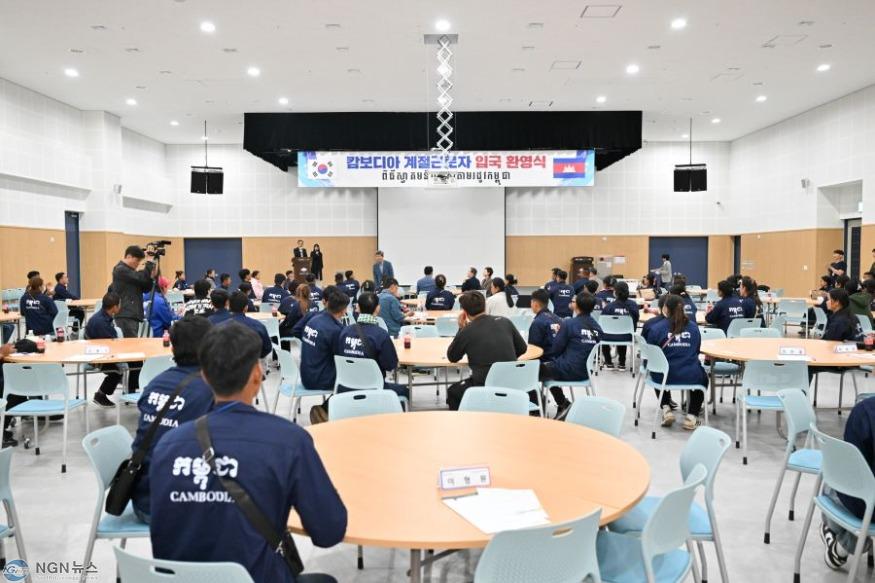 1-3 포천시, 캄보디아 외국인 계절근로자 94명 입국…‘농촌 일손 부족 해소 기대’.JPG