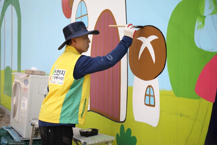 사진1_신천지자원봉사단_포천지부가_이동면_삼부자버섯농장에서_그림을_그리고_있다_.JPG