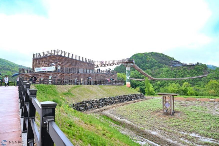 1-4 ‘2025 포천 한탄강 가든페스타’ 개막…10만 평 봄꽃정원 첫선.JPG