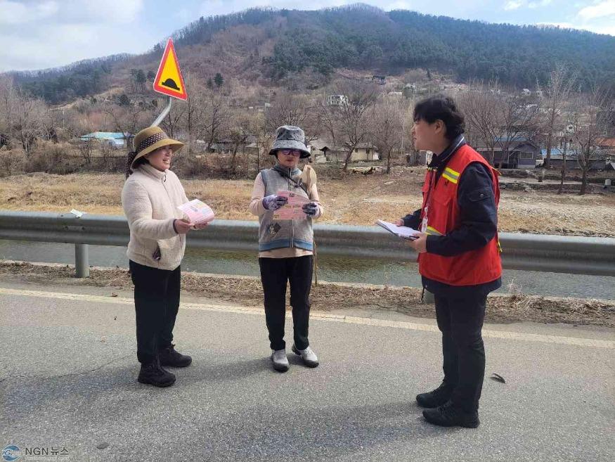 (가)임야 82%인 가평군… 봄철 대형산불 최소화 ‘눈길’(산불예방 홍보 전단지 배포)2.jpg