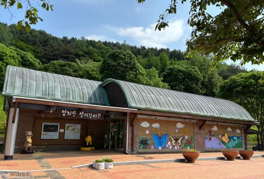 (나)가평군, “명지산에서 즐기는 무료 전시회에 오세요”(사진은 명지산 생태전시관).jpg