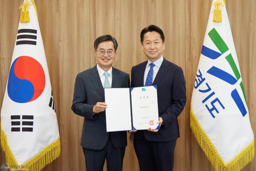 사진자료+1(고영인+경제부지사) (1).jpg