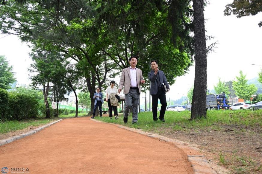 1.녹지산림과(의정부시, 가능동‧신곡동 녹지 공간에 맨발 황톳길 조성)2.jpg